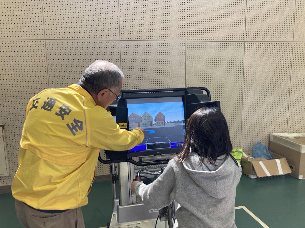 自転車シミュレータ体験のようす.jpg